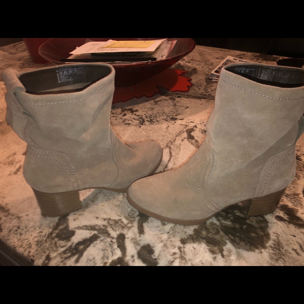 Woman’s Boots - Picture 3 of 3
